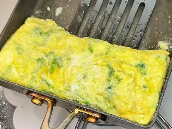 玉子焼きに『大さじ1杯』入れてみて！　ふわっと風味が広がって「ご飯がすすむ」