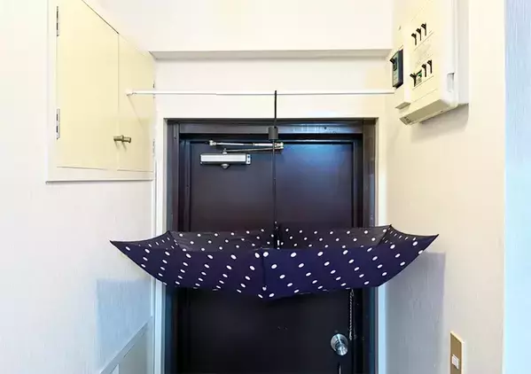 玄関の高い位置に『つっぱり棒』を設置　雨の日の悩みが解消するテク【活用法4選】