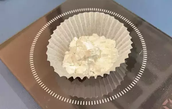 アルミカップの『白い紙』はキッチンに常備して！　洗い物を減らせる活用テク
