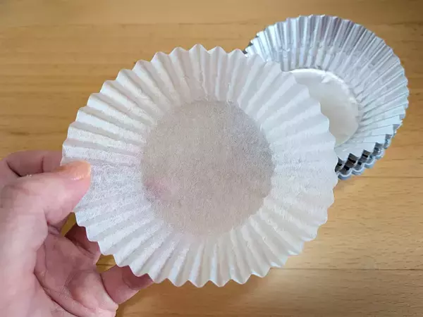 アルミカップの『白い紙』はキッチンに常備して！　洗い物を減らせる活用テク