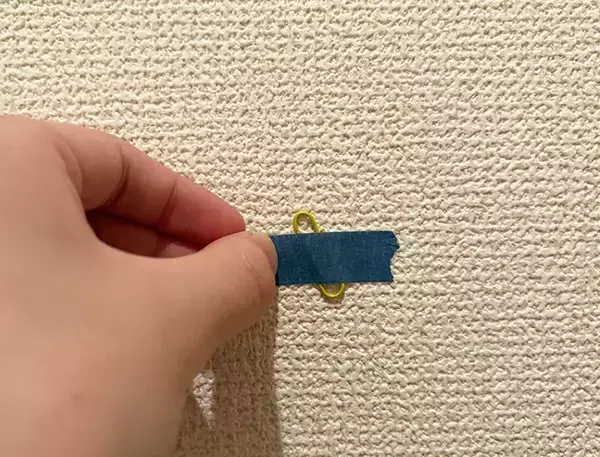 トイレに『マスキングテープ』でクリップを貼ると大満足！　穴を開けない飾りつけに「目からウロコ」