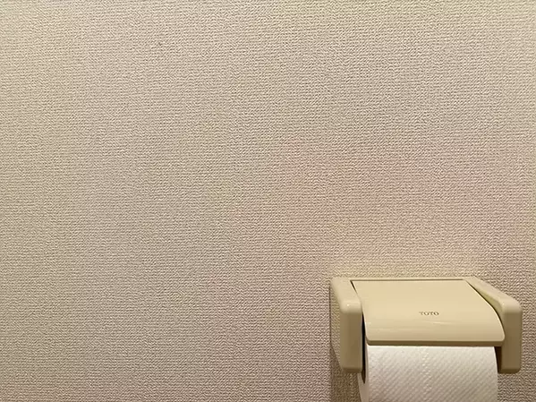 トイレに『マスキングテープ』でクリップを貼ると大満足！　穴を開けない飾りつけに「目からウロコ」