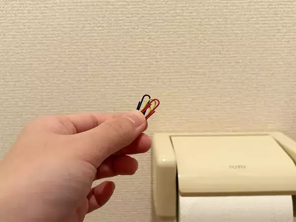 トイレに『マスキングテープ』でクリップを貼ると大満足！　穴を開けない飾りつけに「目からウロコ」