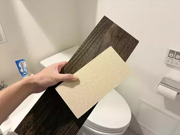 便器そばに『発泡レンガ』を置いたら快適　10秒でトイレに収納スペースを増やす方法とは