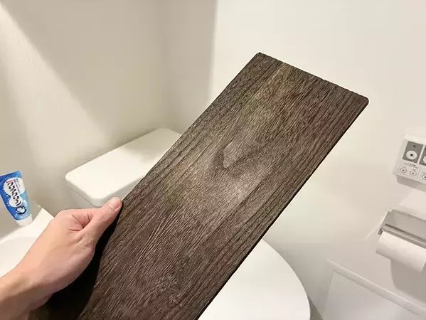 便器そばに『発泡レンガ』を置いたら快適　10秒でトイレに収納スペースを増やす方法とは