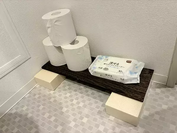 便器そばに『発泡レンガ』を置いたら快適　10秒でトイレに収納スペースを増やす方法とは