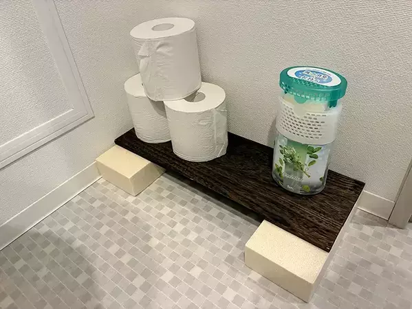 便器そばに『発泡レンガ』を置いたら快適　10秒でトイレに収納スペースを増やす方法とは