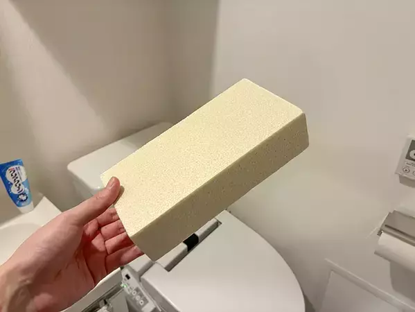 便器そばに『発泡レンガ』を置いたら快適　10秒でトイレに収納スペースを増やす方法とは