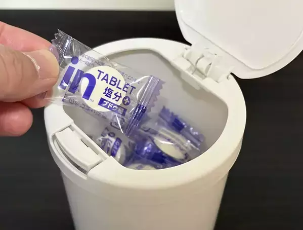 ダイソーで見つけた『綿棒ケース』を洗面所に設置！　小物収納に役立つ活用法【3選】