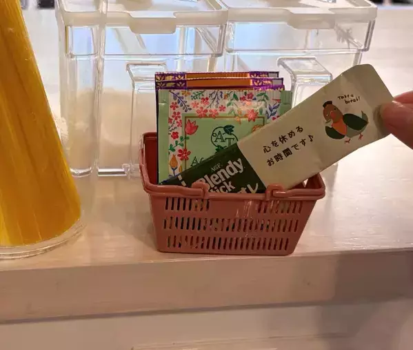 『引き出し』の散らかりが片づいた！　セリア『ミニチュア買い物カゴ』が超有能