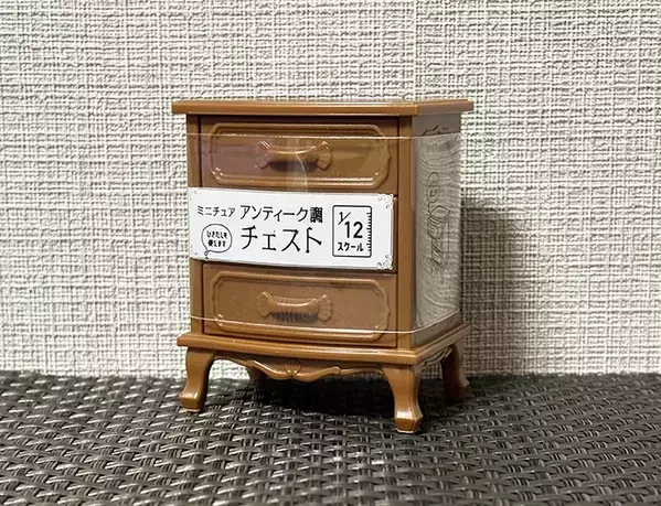110円の『ミニチュアチェスト』をキッチンに置くと？　飾るだけじゃない活用法【2選】