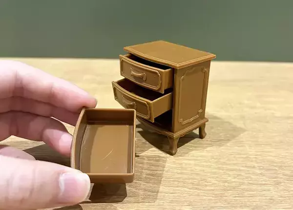 110円の『ミニチュアチェスト』をキッチンに置くと？　飾るだけじゃない活用法【2選】