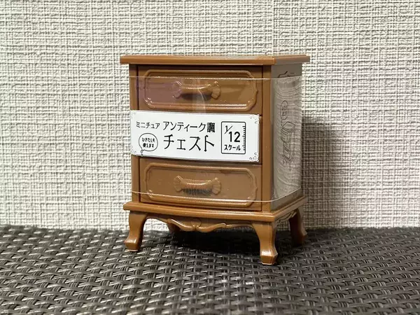 110円の『ミニチュアチェスト』をキッチンに置くと？　飾るだけじゃない活用法【2選】