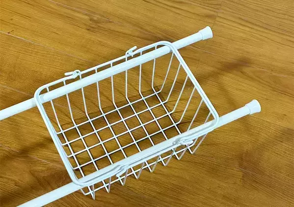 バスケットの両端につっぱり棒を通すと部屋が快適　3分で完成する「浮かせる収納」【活用2選】