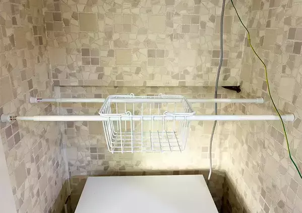 バスケットの両端につっぱり棒を通すと部屋が快適　3分で完成する「浮かせる収納」【活用2選】