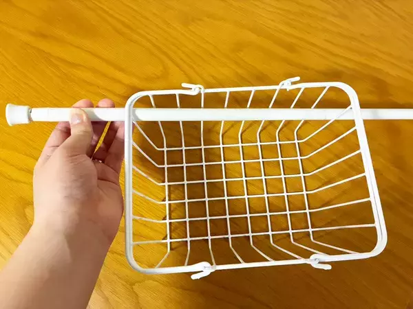 バスケットの両端につっぱり棒を通すと部屋が快適　3分で完成する「浮かせる収納」【活用2選】