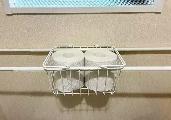 バスケットの両端につっぱり棒を通すと部屋が快適　3分で完成する「浮かせる収納」【活用2選】