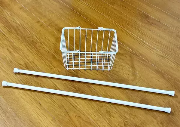 バスケットの両端につっぱり棒を通すと部屋が快適　3分で完成する「浮かせる収納」【活用2選】
