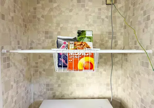 バスケットの両端につっぱり棒を通すと部屋が快適　3分で完成する「浮かせる収納」【活用2選】