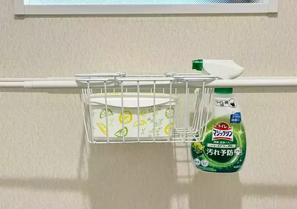 バスケットの両端につっぱり棒を通すと部屋が快適　3分で完成する「浮かせる収納」【活用2選】