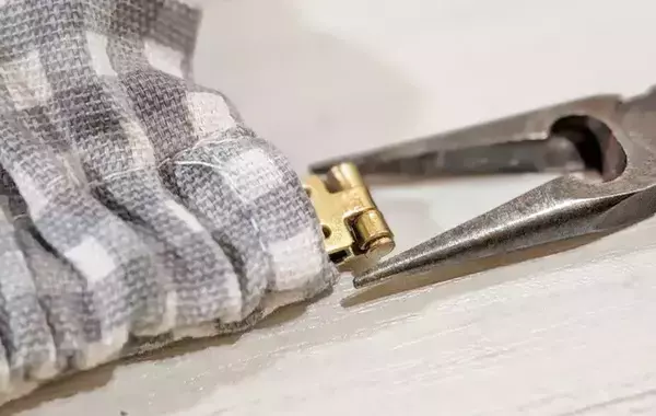 巾着袋が「片手で開くポーチ」に変身！　『セリア』のアイテムを使ったリメイク術