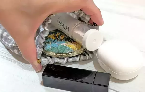 巾着袋が「片手で開くポーチ」に変身！　『セリア』のアイテムを使ったリメイク術