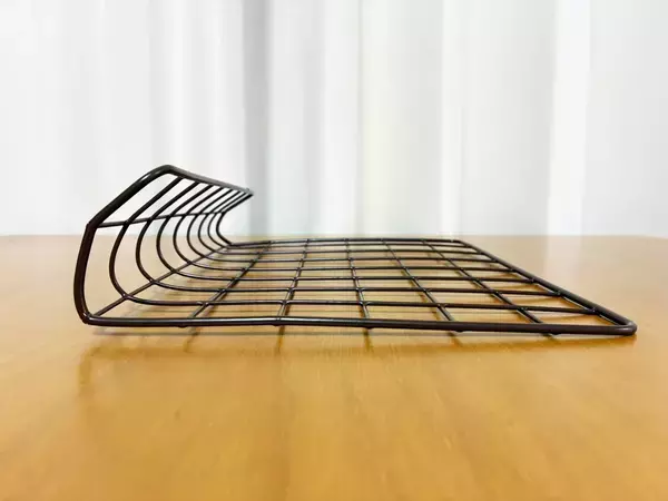 玄関ドアに100均の『網』を掛けたら大正解！　小物がスッキリ片づいた【活用法4選】