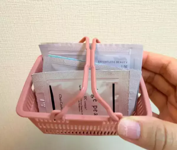 鏡裏に『ミニ買い物カゴ』を設置！　洗面台の小物が片づいて「試して正解」