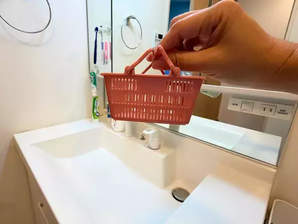 鏡裏に『ミニ買い物カゴ』を設置！　洗面台の小物が片づいて「試して正解」