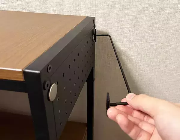 100均のアイアンバーで『箱ティッシュ』を浮かせて収納！　デッドスペースを有効活用できた