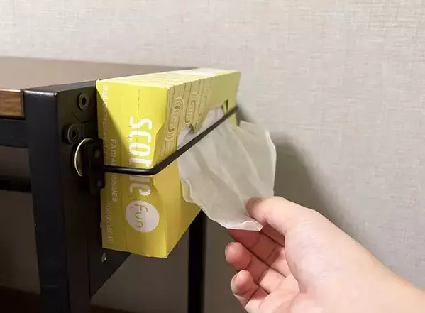 100均のアイアンバーで『箱ティッシュ』を浮かせて収納！　デッドスペースを有効活用できた
