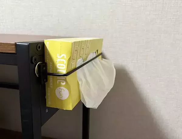 100均のアイアンバーで『箱ティッシュ』を浮かせて収納！　デッドスペースを有効活用できた