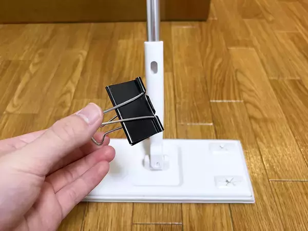 掃除道具のプチストレスは『ダブルクリップ』で解決！　【作業3分】の簡単収納テク