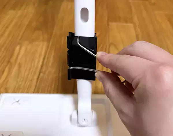掃除道具のプチストレスは『ダブルクリップ』で解決！　【作業3分】の簡単収納テク