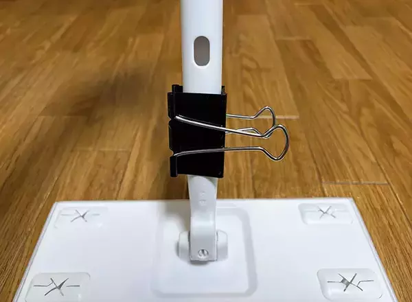 掃除道具のプチストレスは『ダブルクリップ』で解決！　【作業3分】の簡単収納テク