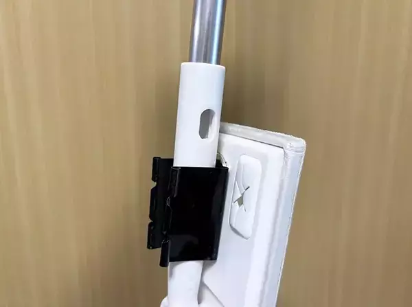 掃除道具のプチストレスは『ダブルクリップ』で解決！　【作業3分】の簡単収納テク