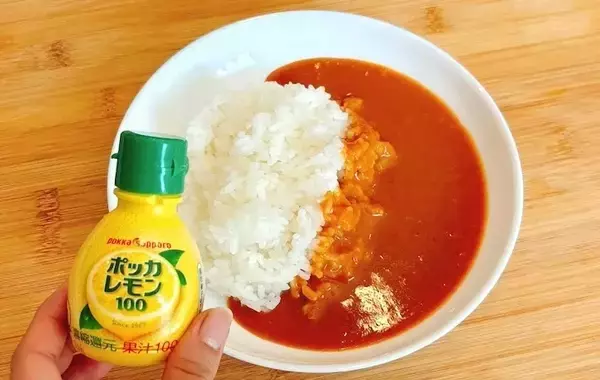 カレーに『小さじ1杯』加えてみて！　ちょい足しアイデアに「別物みたい」「うま味が引き立つ！」