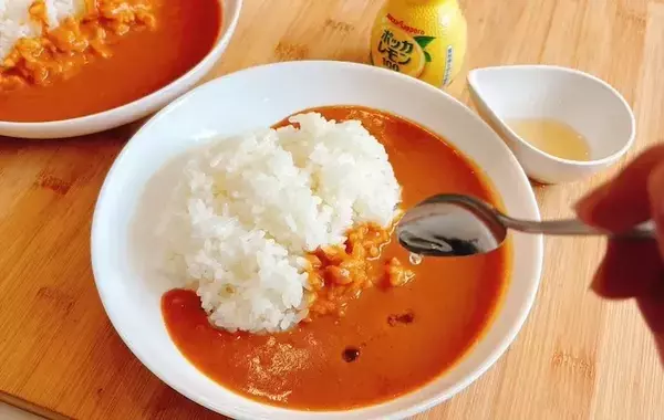 カレーに『小さじ1杯』加えてみて！　ちょい足しアイデアに「別物みたい」「うま味が引き立つ！」