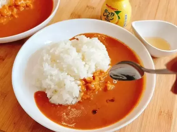 カレーに『小さじ1杯』加えてみて！　ちょい足しアイデアに「別物みたい」「うま味が引き立つ！」