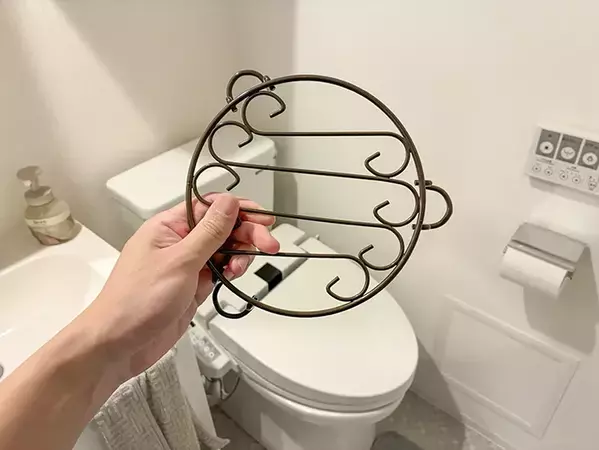 便器そばで100均『フラワースタンド』を使うとスッキリ！　トイレ用品の便利な『浮かせる収納術』【2選】