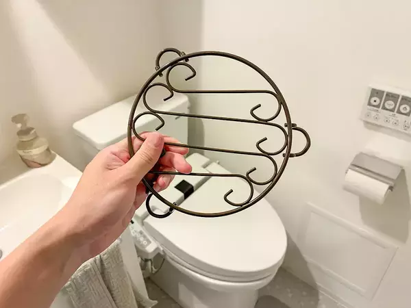 便器そばで100均『フラワースタンド』を使うとスッキリ！　トイレ用品の便利な『浮かせる収納術』【2選】