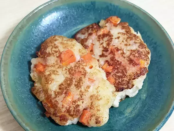ニンジン、はんぺんを『大さじ1杯』と一緒に揉む！　焼くだけで満足おかずの完成【10分レシピ】