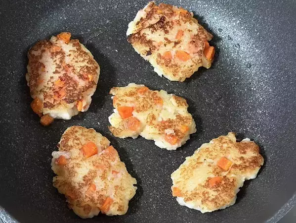 ニンジン、はんぺんを『大さじ1杯』と一緒に揉む！　焼くだけで満足おかずの完成【10分レシピ】