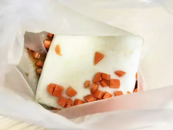 ニンジン、はんぺんを『大さじ1杯』と一緒に揉む！　焼くだけで満足おかずの完成【10分レシピ】