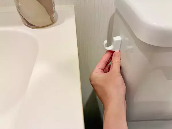 100均フックを『タンク』に貼るだけで？　トイレ掃除がラクになるアイディア【収納術3選】