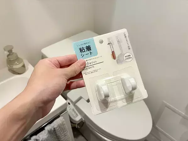 100均フックを『タンク』に貼るだけで？　トイレ掃除がラクになるアイディア【収納術3選】
