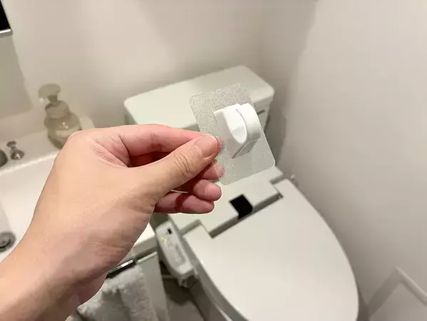 100均フックを『タンク』に貼るだけで？　トイレ掃除がラクになるアイディア【収納術3選】