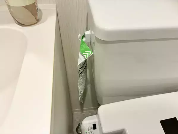100均フックを『タンク』に貼るだけで？　トイレ掃除がラクになるアイディア【収納術3選】