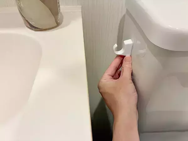 100均フックを『タンク』に貼るだけで？　トイレ掃除がラクになるアイディア【収納術3選】