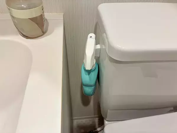 100均フックを『タンク』に貼るだけで？　トイレ掃除がラクになるアイディア【収納術3選】